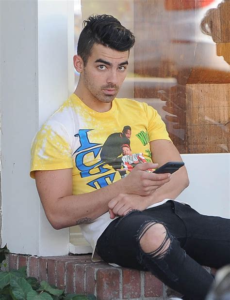 Joe Jonas Opens Up About The Size Of His Manhood, Losing。